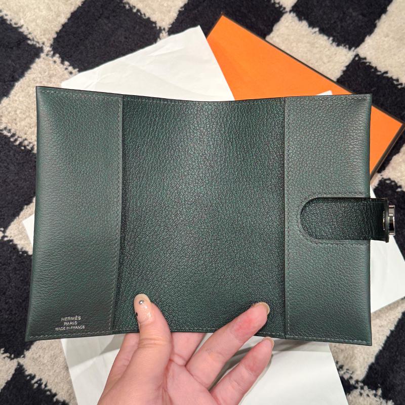 HERMES Vert Fonce Passport Holder Wallet Palladium Hardware Unisex