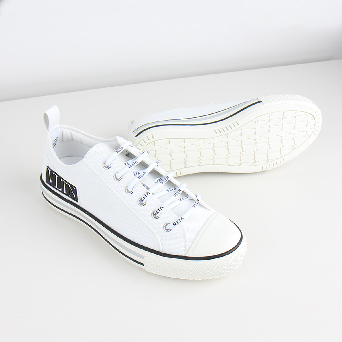 VALENTINO Giggies Men's Low Top Sneakers White Black XY2S0D57MBU