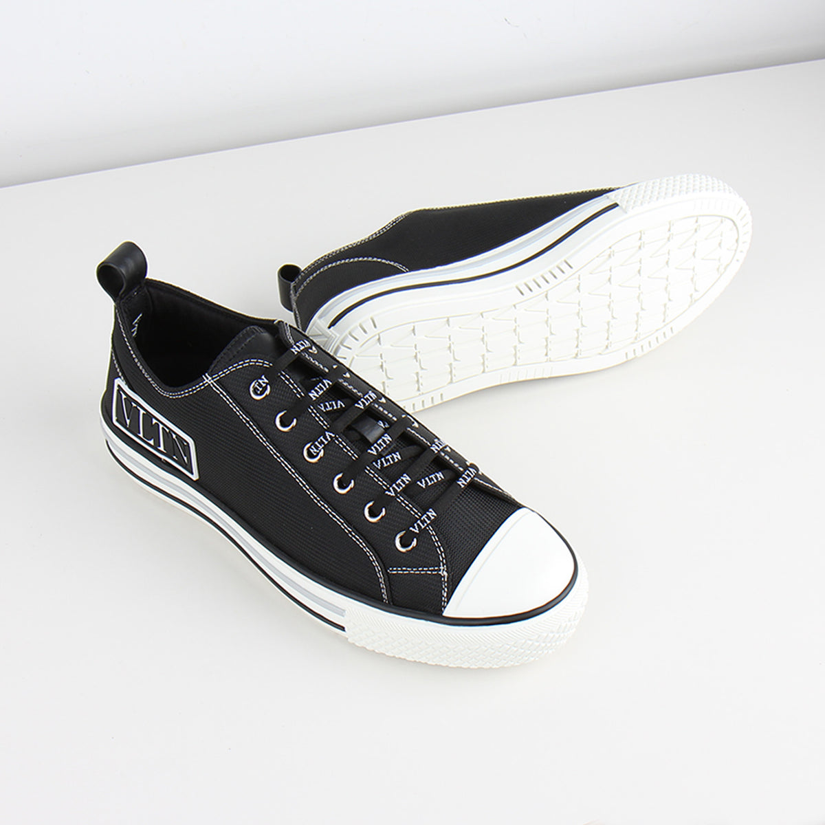 VALENTINO Giggies Men's Low Top Sneakers White Black XY2S0D57MBU