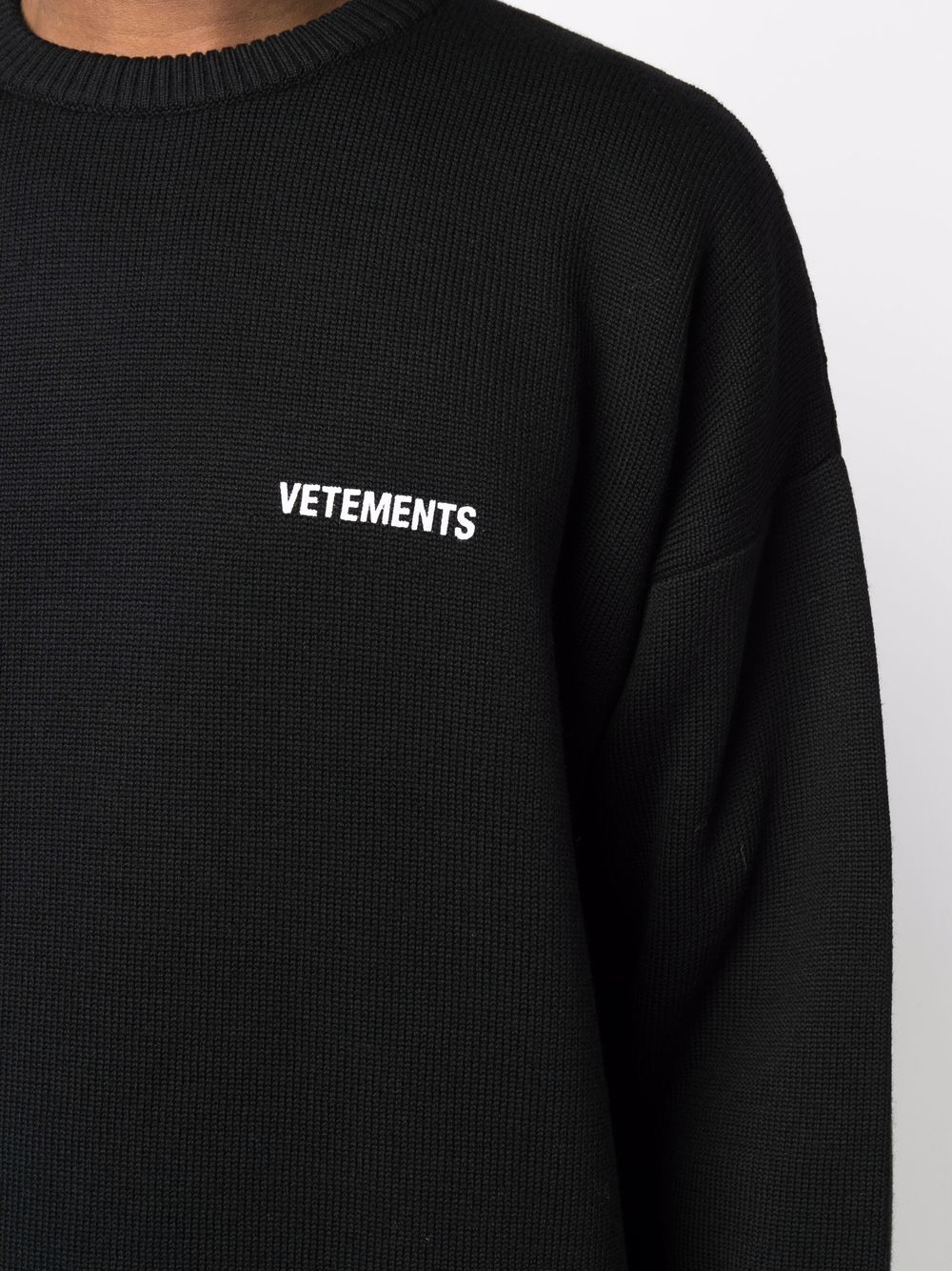 Vetements Logo Men's Crewneck Knit Sweater UE52KN360B 2901