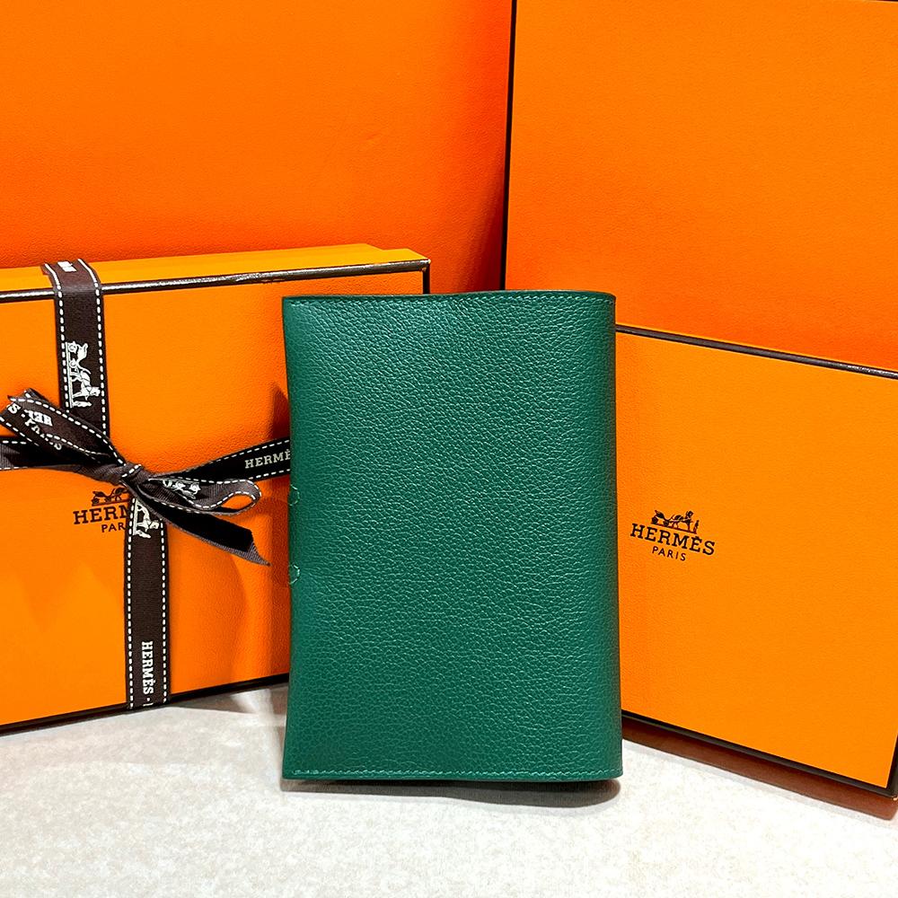HERMES Epsom Calfskin Passport Holder Wallet Green Unisex