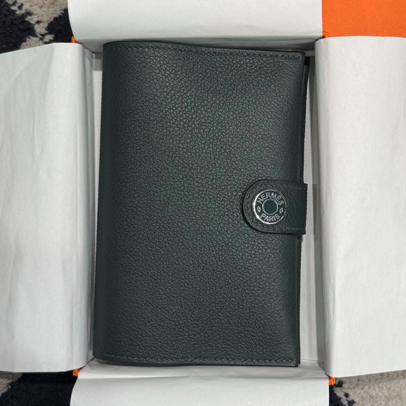 HERMES Vert Fonce Passport Holder Wallet Palladium Hardware Unisex