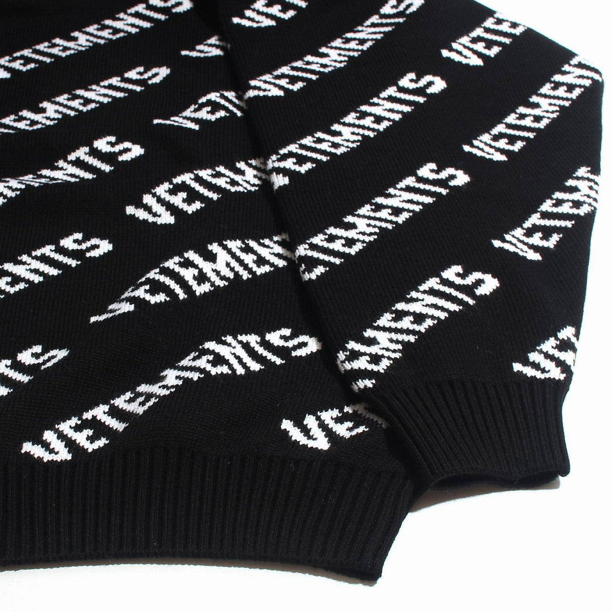 Vetements Men's Oversized Allover Logo Knit Sweater Black White UE54KN220X