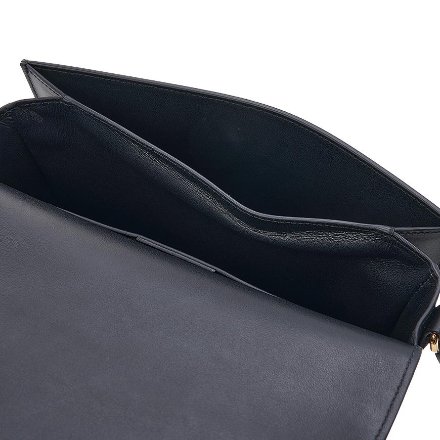 Ferragamo Trapezio Leather Shoulder Bag for Women 21 2915 NERO 0759127