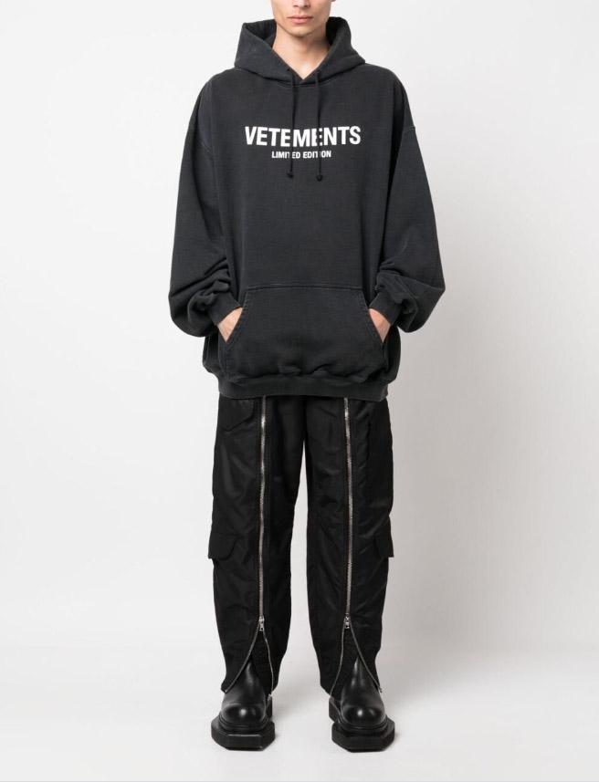 Vetements Men's Oversized Logo Washed Black Hoodie UE54HD220B
