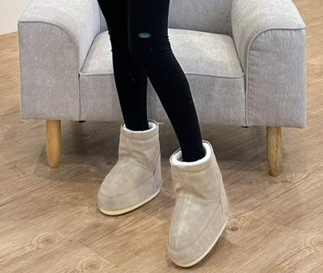 MOON BOOT Suede No-Lace Winter Boots Sand Womens 14094000 004