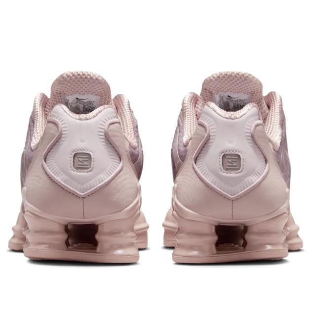 Nike Shox R4 Black Women’s Low-Top Sneakers