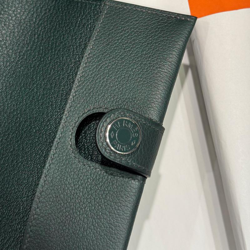 HERMES Vert Fonce Passport Holder Wallet Palladium Hardware Unisex