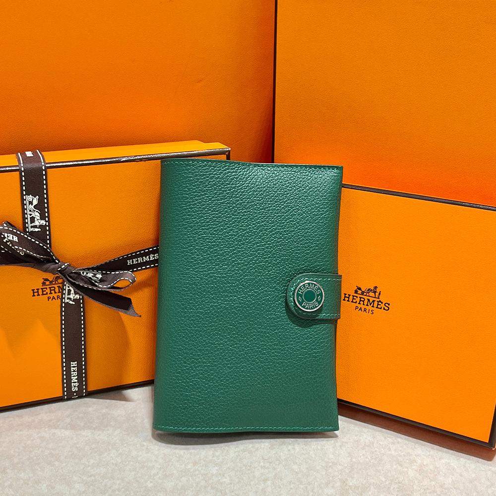 HERMES Epsom Calfskin Passport Holder Wallet Green Unisex