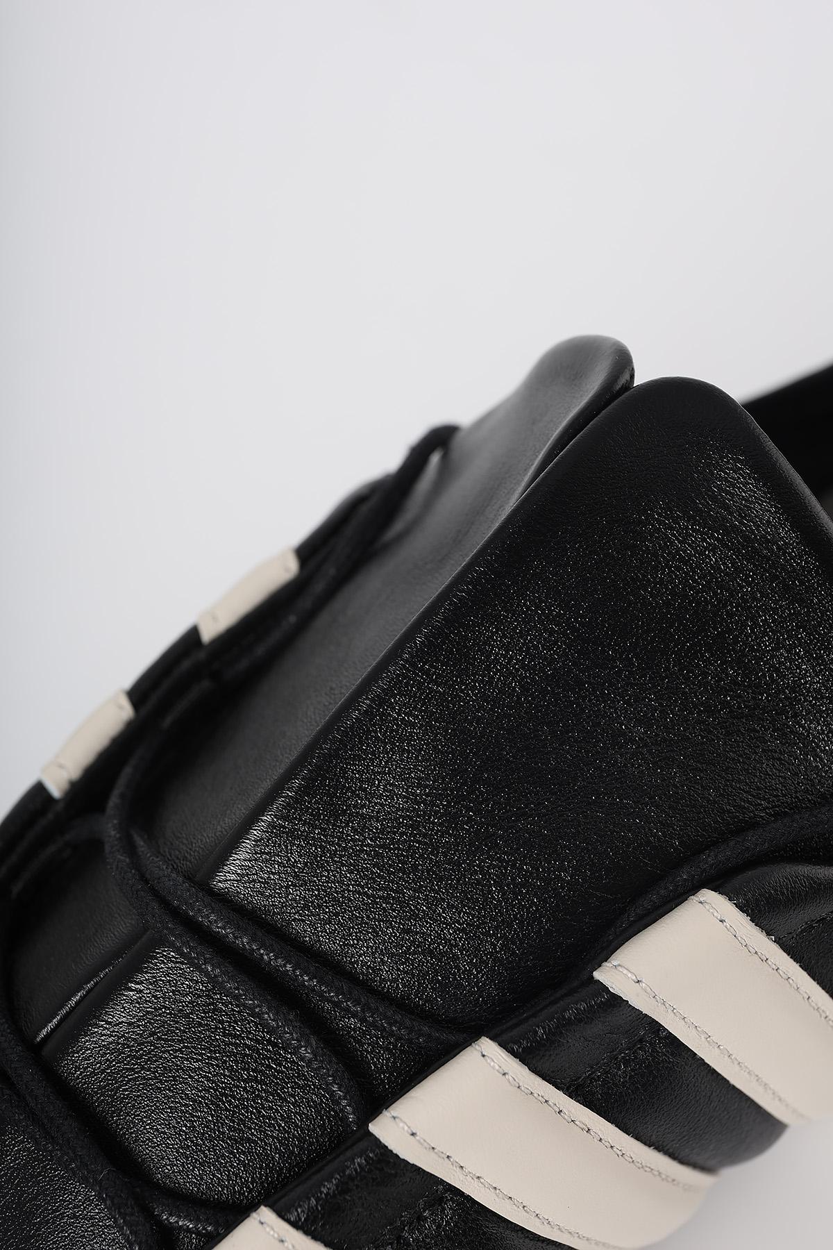 Y-3 Black Alumina Regu 2002 Low-Top Sneakers Unisex