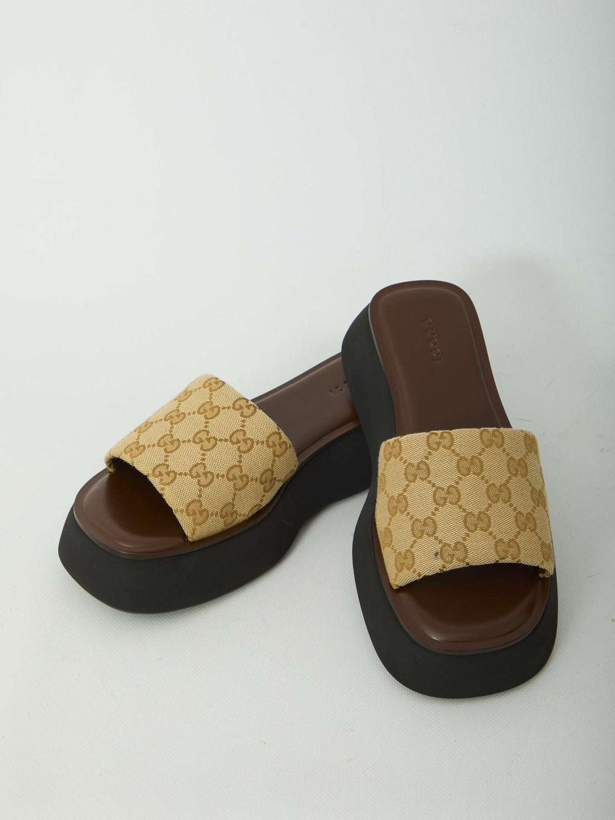 GUCCI Leather Sandals Women’s Beige Open-Toe Slides