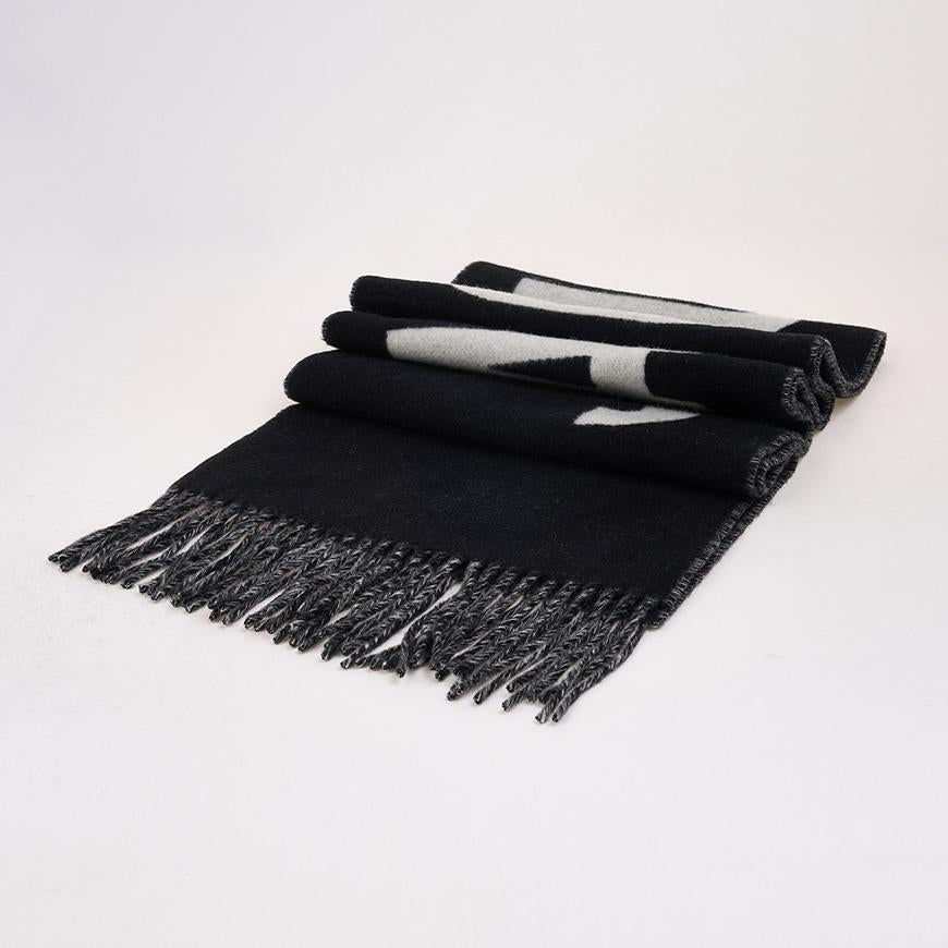 JACQUEMUS Unisex Fringe Logo Scarf Black Wool ACU00435 AOT4001