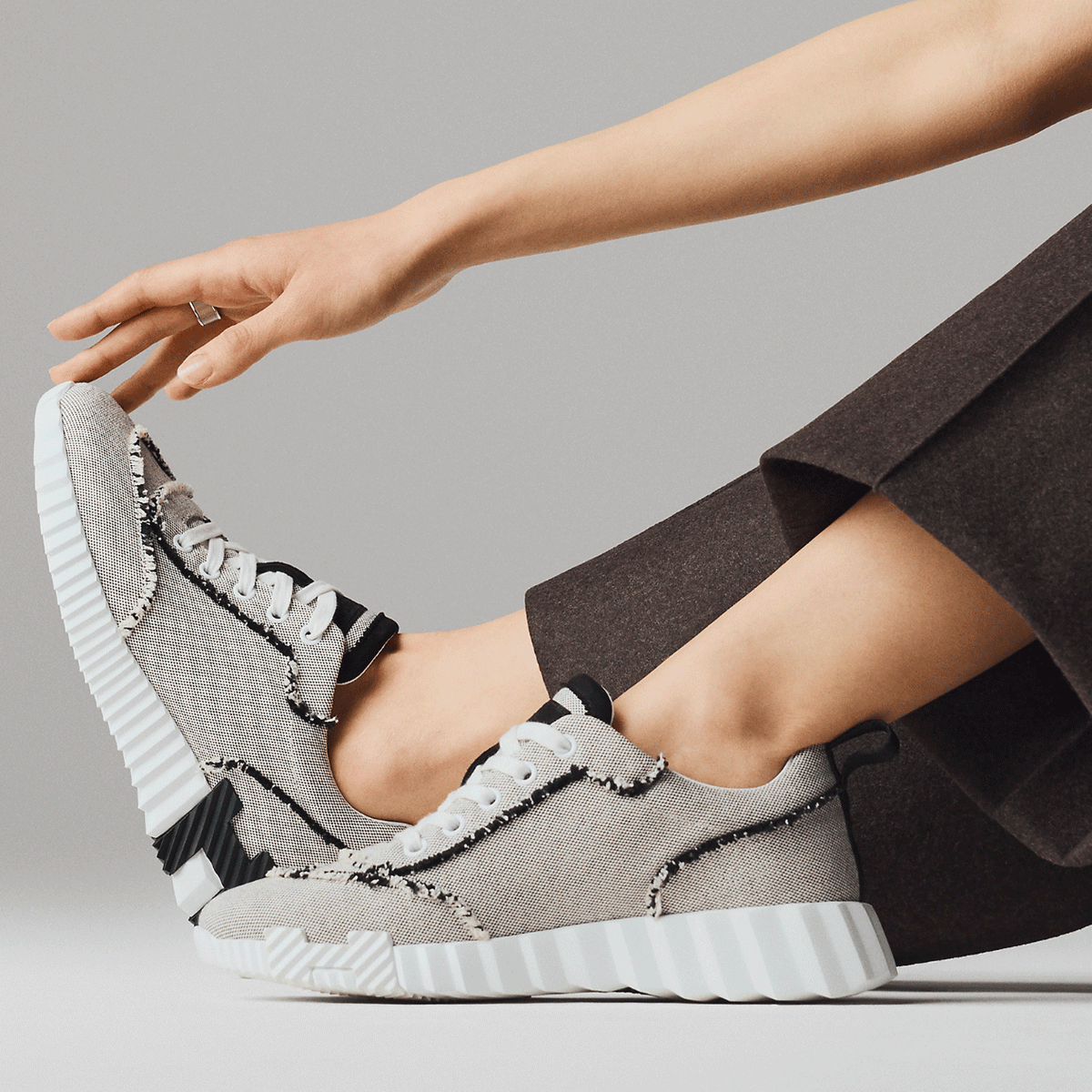 HERMES Noir Bouncing Low Top Sneakers Unisex