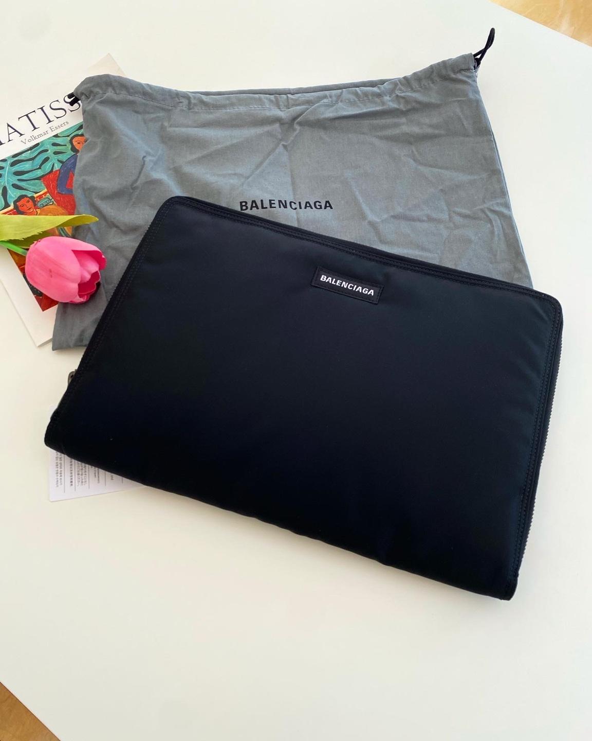 BALENCIAGA Explorer Logo Large Unisex Clutch Bag 704564