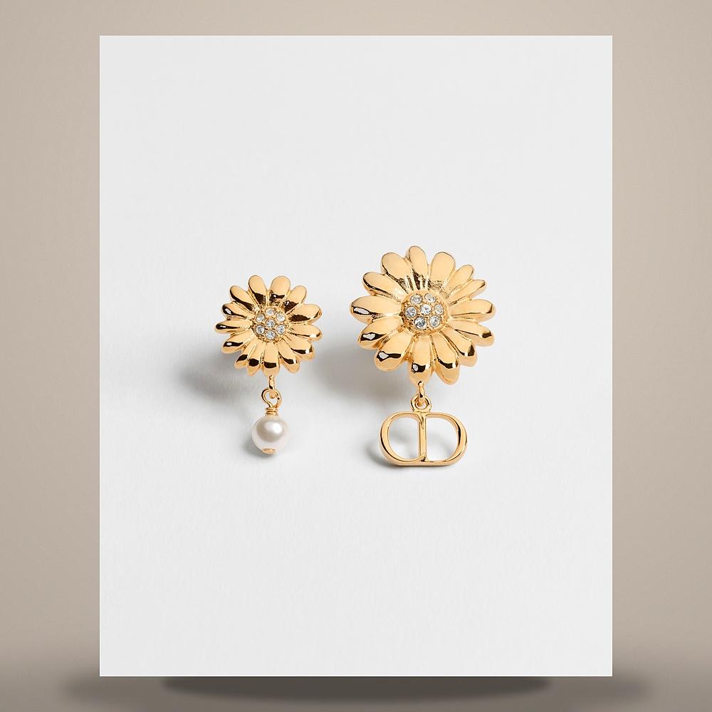 DIOR Gold Metal Multi-Flower Earrings with White Resin Pearls an E4848WOMCY D319