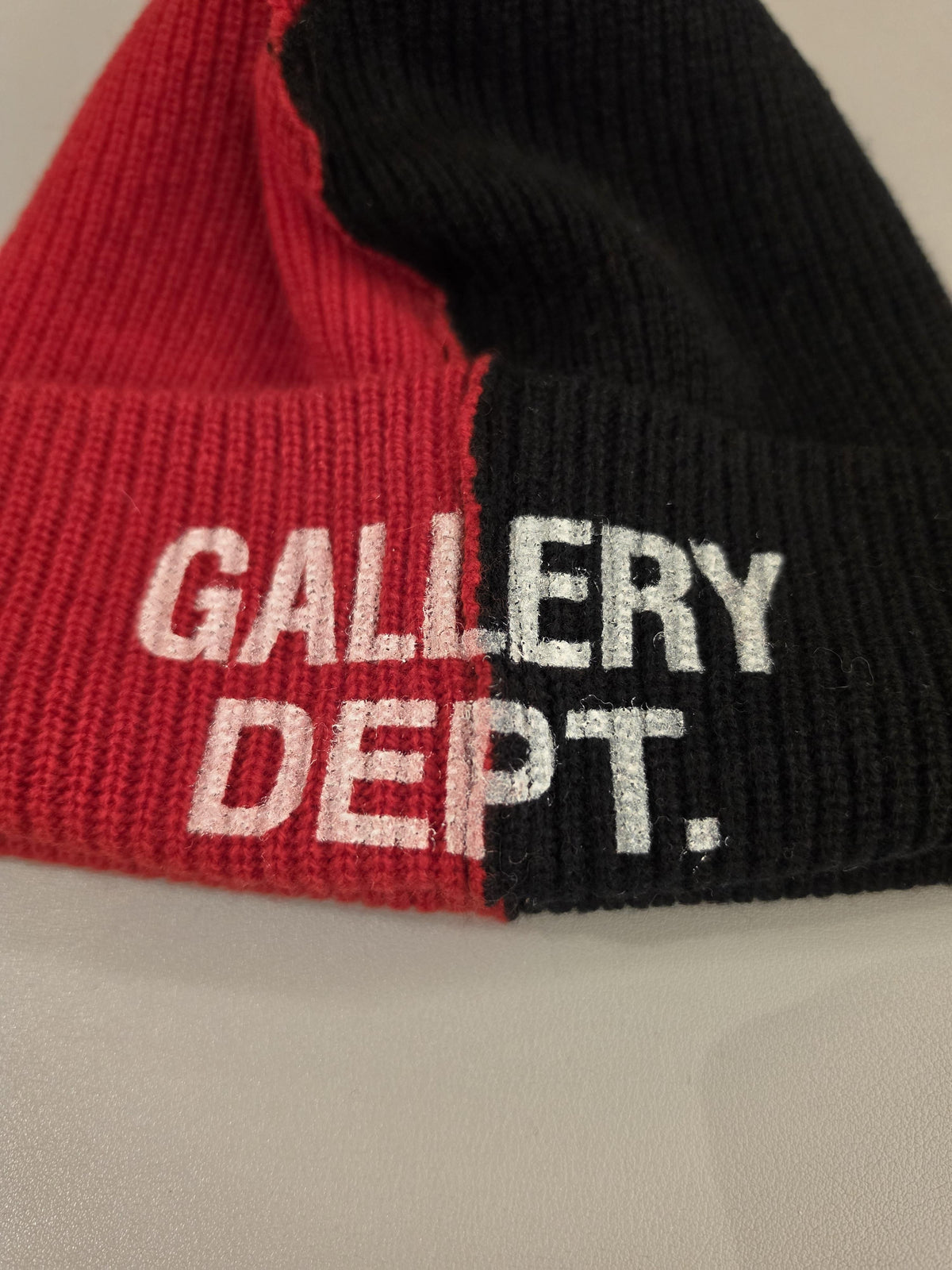 GALLERY DEPT. Red Black Topanga Beanie Hat 2TB910050