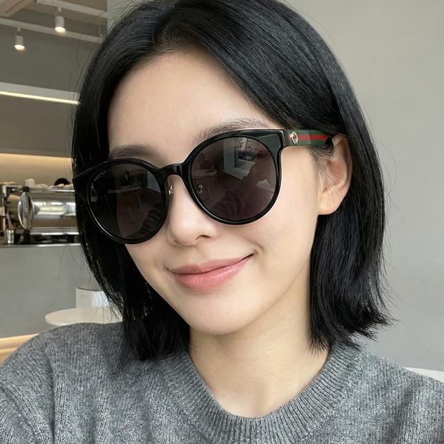 GUCCI Asian Fit Round Sunglasses Green-Red Stripe Black Frame